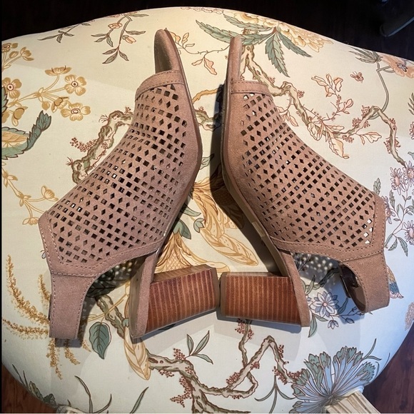 Pretty UNISA Sandals, Size 8.5 - Picture 2 of 12